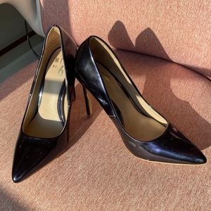 Mix No. 6 “dignity” heels in navy